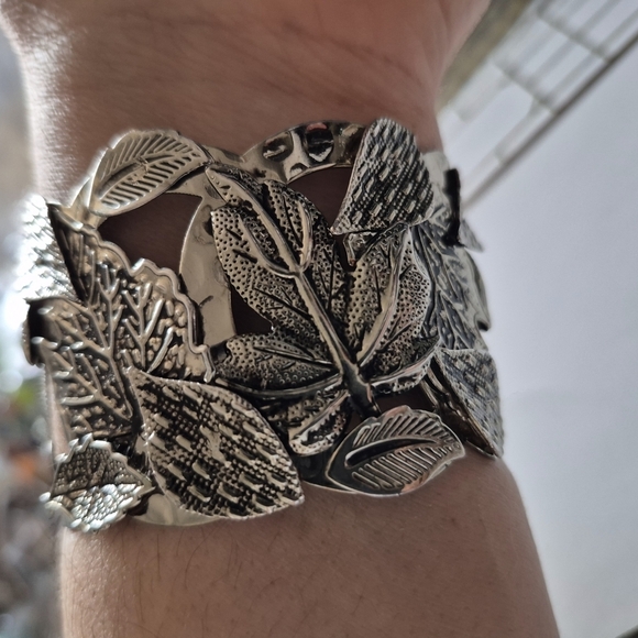 Silver Tone Bracelet With Leaves Motif - Picture 6 of 7